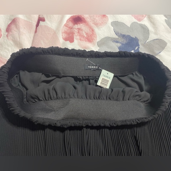 NWT Torrid Pleated Stretchy Elastic Waist Mini Black Cute Flowy Fancy Skirt - Picture 4 of 4